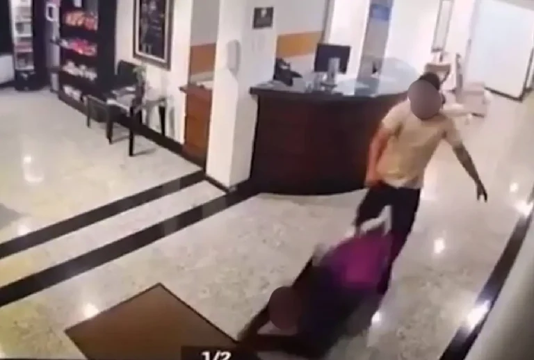 Recepcionista sendo agredida no hotel
