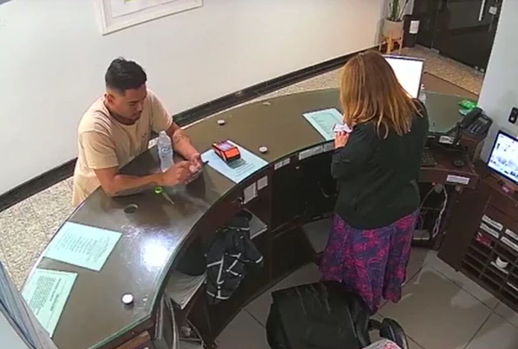 Homem que agrediu recepcionista de hotel em frente a vítima