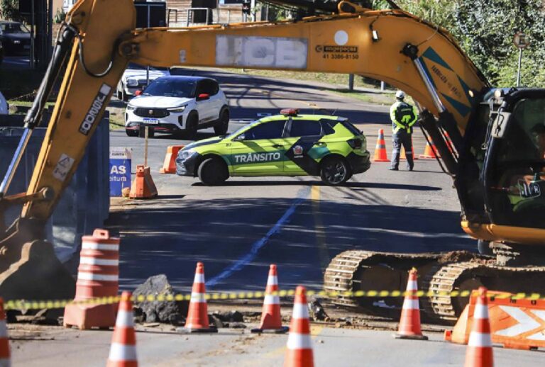 Rua em obras em Curitiba
