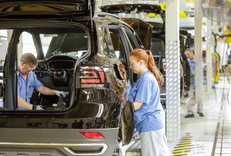 Mulher trabalhando na montagem de um carro