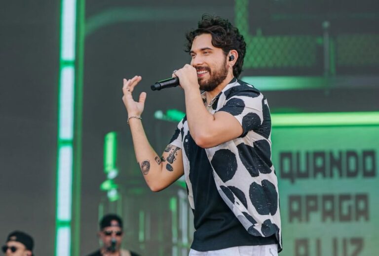 Gustavo Mioto em show de verão