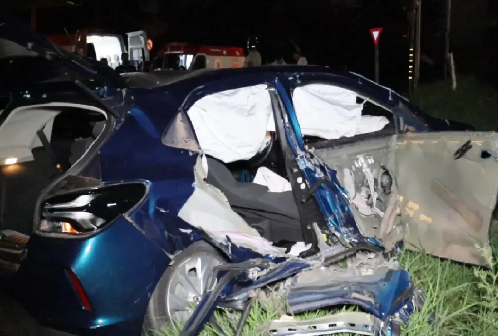 Carro após ser arrastado por trem