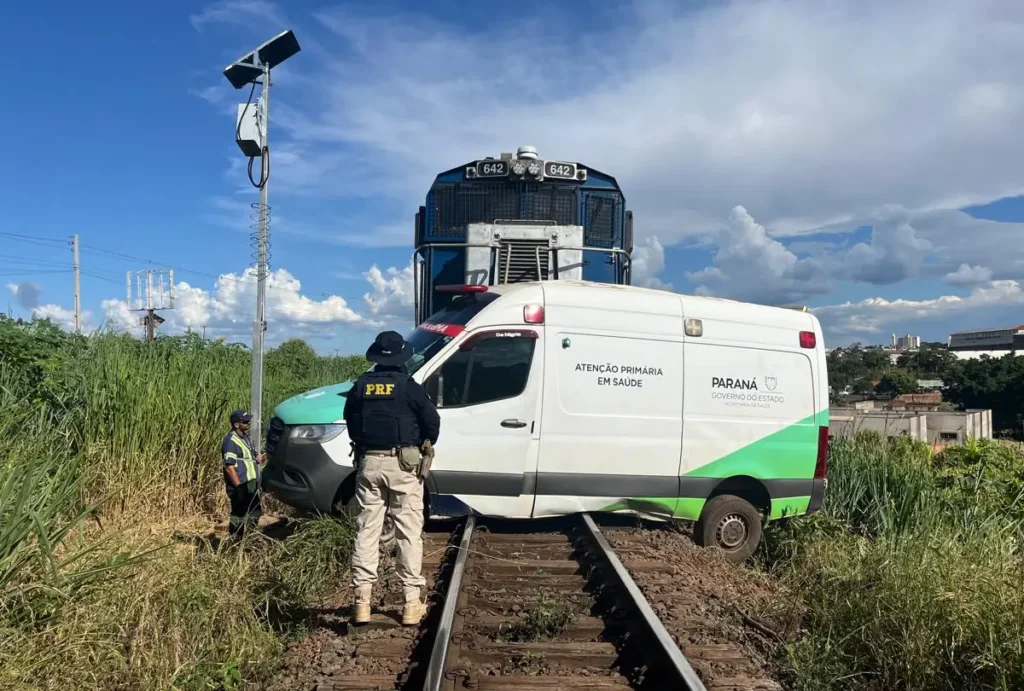 trem-bate-arrasta-ambulancia-parana