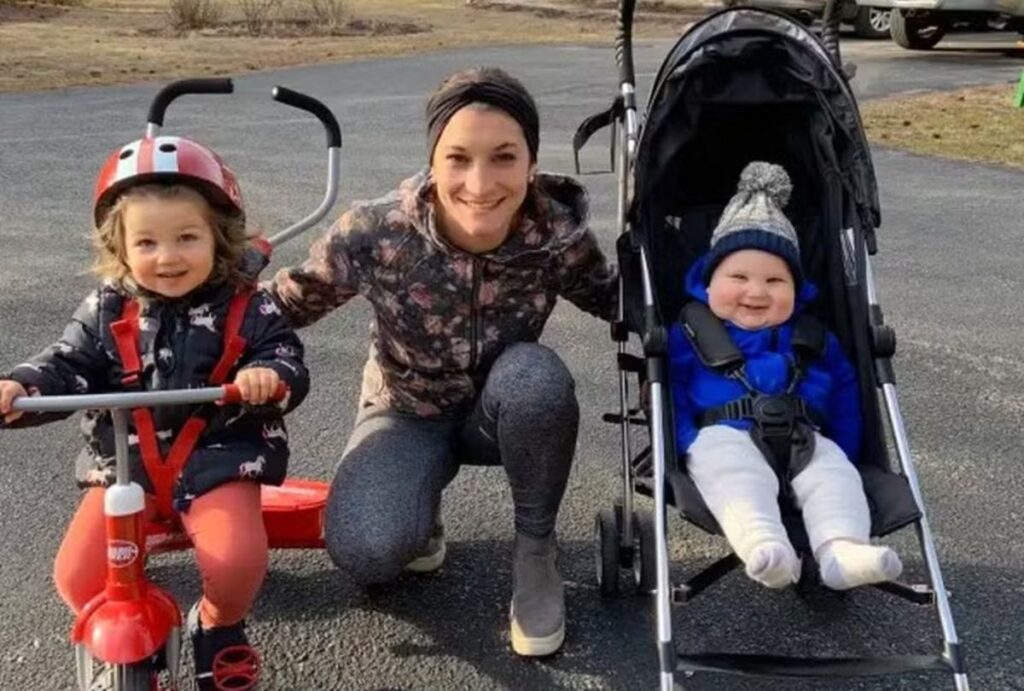 Mulher ao lado dos filhos