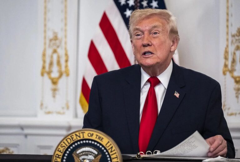 Donald Trump em discurso, com bandeira dos Estados Unidos no fundo