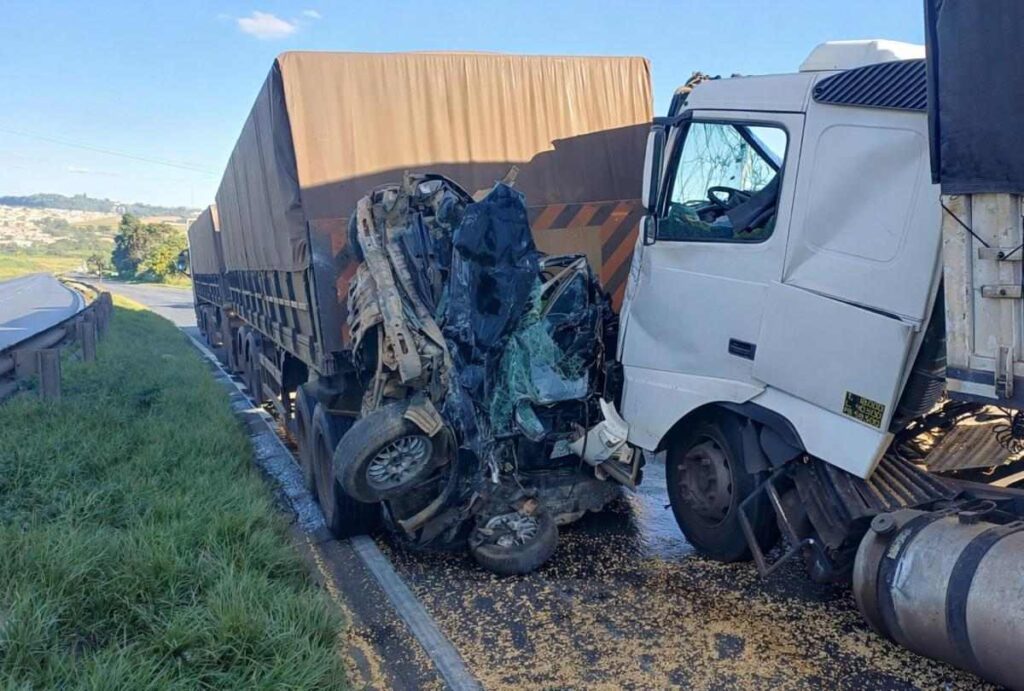 Carro destruído entre carretas na BR-376