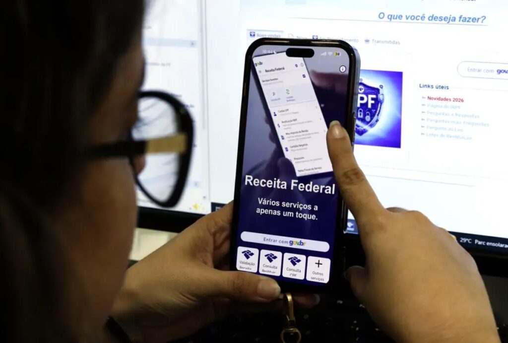 Pessoa segurando o celular