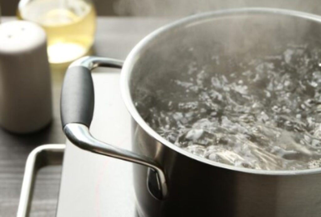 Panela com água quente
