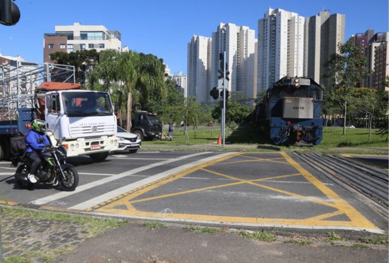 Rua Flávio Dallegrave com a Avenida Anita Garibaldi, no Barrerinha