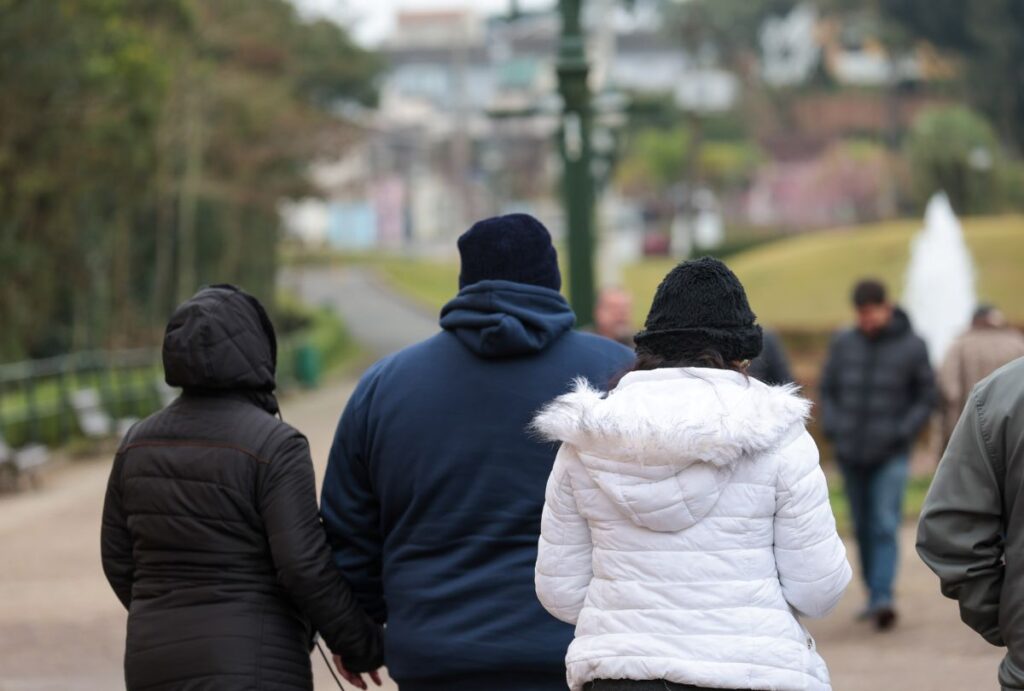 Pessoas de casaco no frio