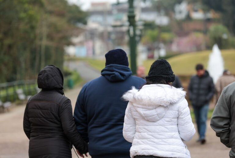 Pessoas de casaco no frio