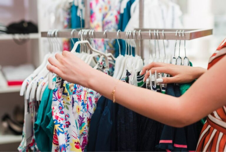 Mulher escolhendo roupa