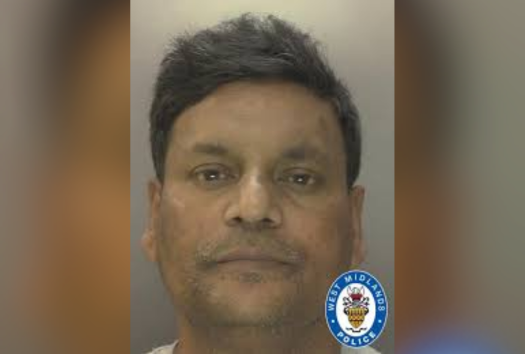 marido joga óleo em esposa