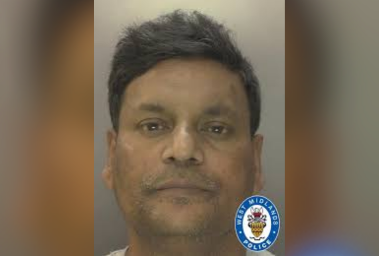 marido joga óleo em esposa