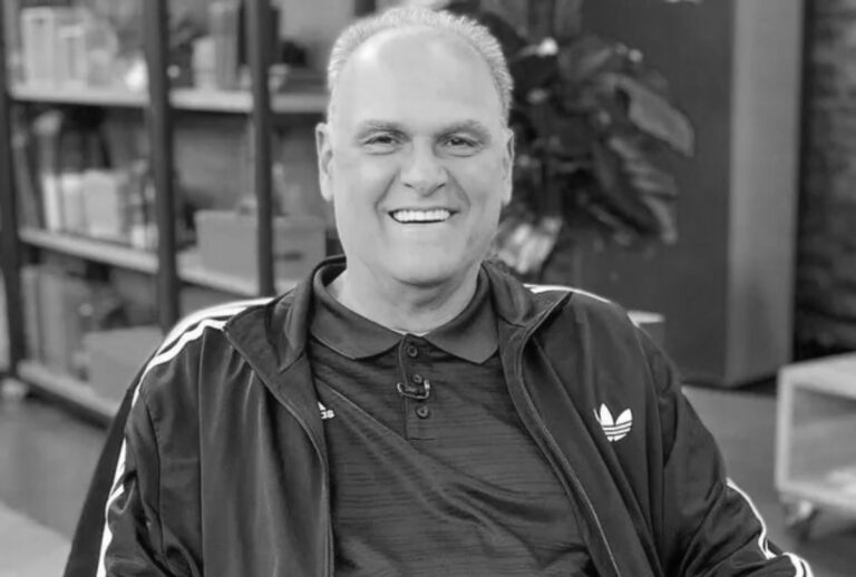 Oscar Schmidt em foto preto e branco