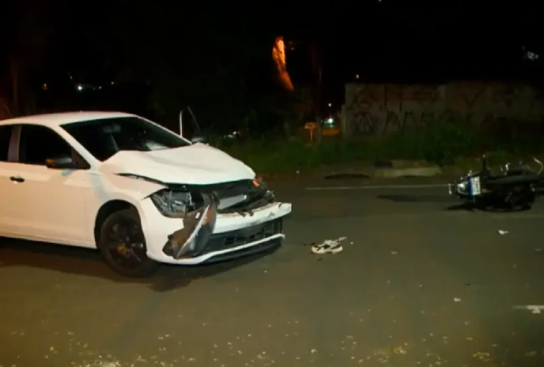 Carro e moto envolvidos no acidente