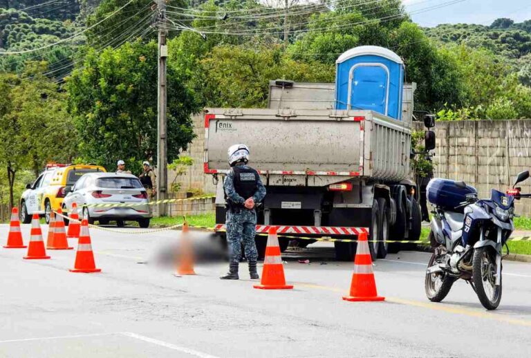 Rua Eduardo Pinto da Rocha isolada após acidente com motociclista no bairro Umbará