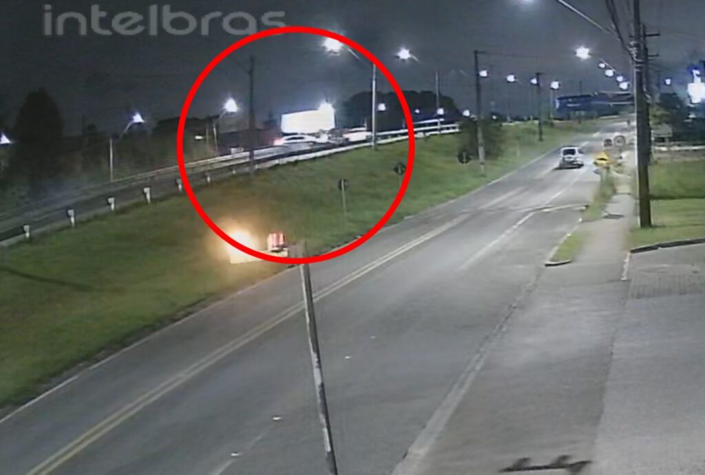 Registro da câmera de segurança do momento do acidente na BR-277, em Curitiba