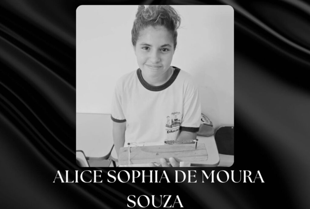 Alice Sophia de Moura em uma foto preto e branco com o nome embaixo