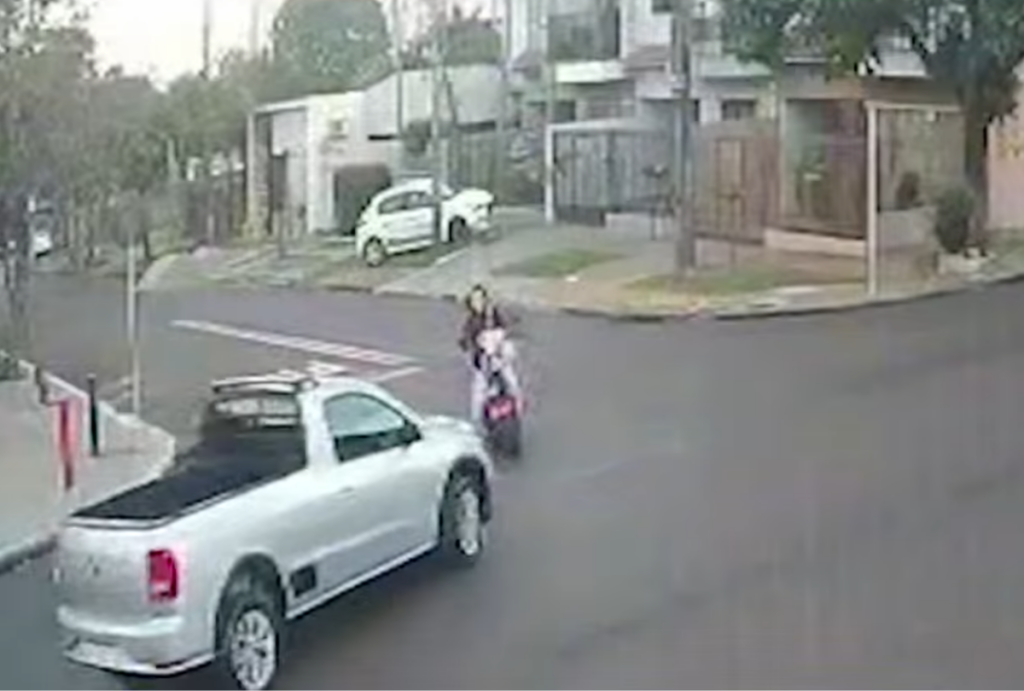 Scooter elétrica é atropelada por picape em Cascavel