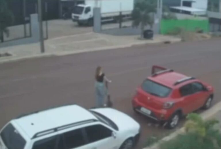 Adolescente anda de patinete elétrico na rua