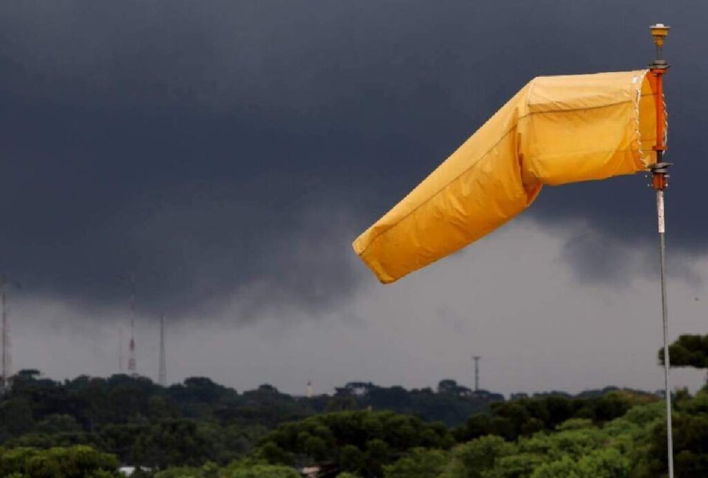 Bandeira amarela com céu cinza de fundo