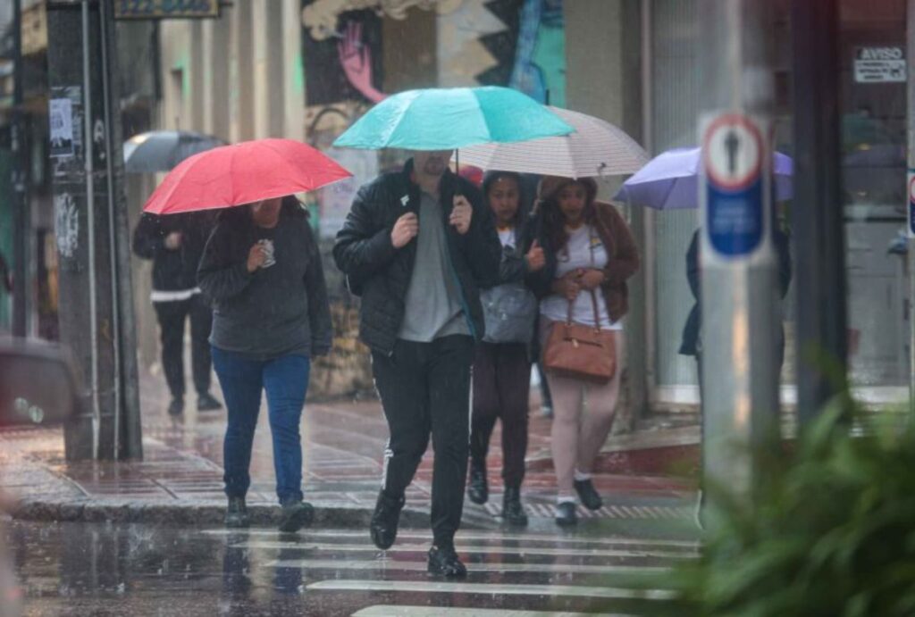 Pessoas andando com guarda-chuva