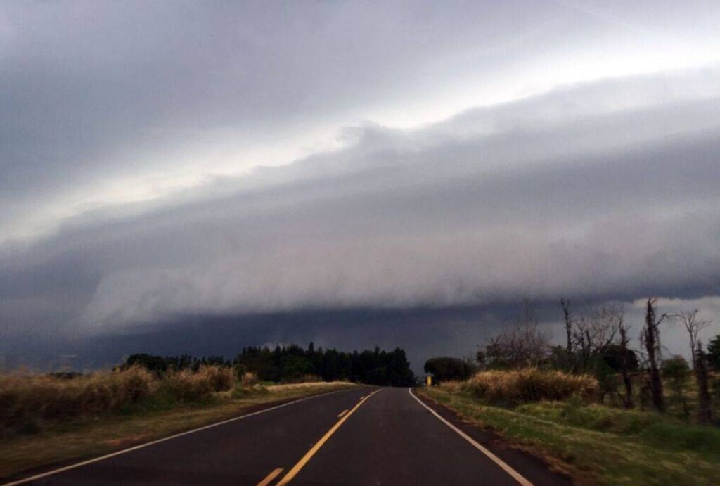 Foto de rodovia com céu cinza