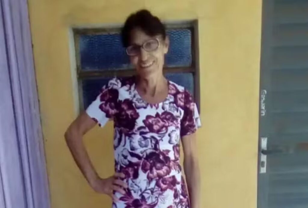 Mulher de óculos, vítima de feminicídio, com um vestido de flores