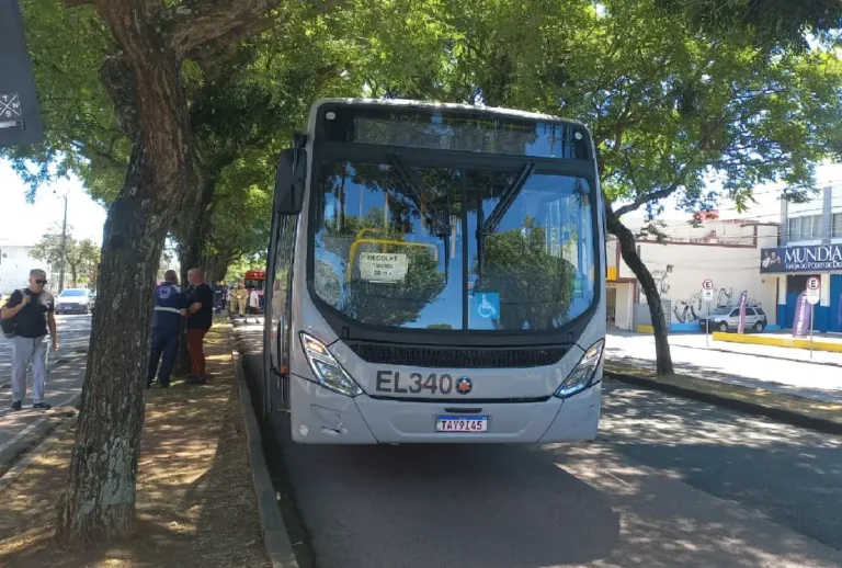 Ônibus que atropelou adolescente em Curitiba