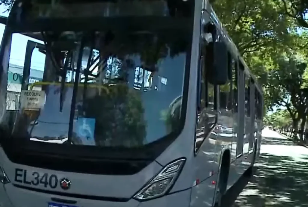 Ônibus que atropelou adolescente em Curitiba