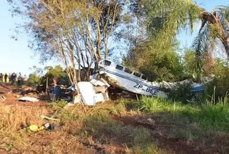 Avião após queda no Paraguai