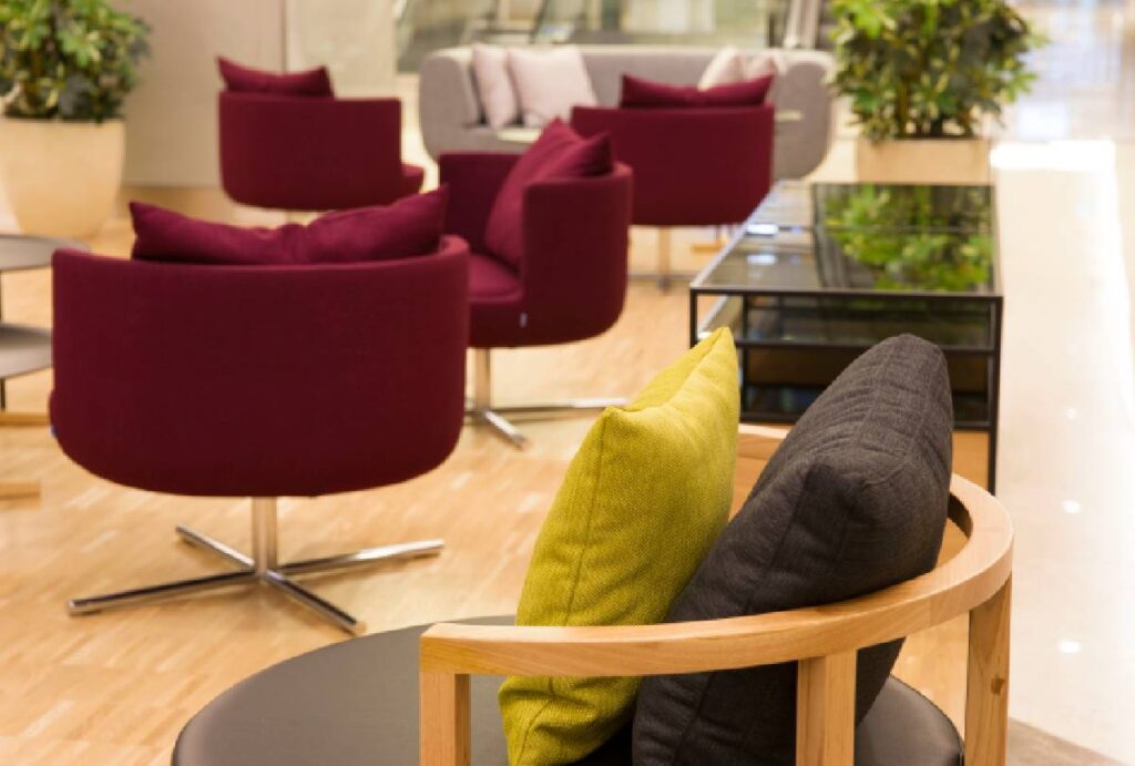 Móveis expostos em loja