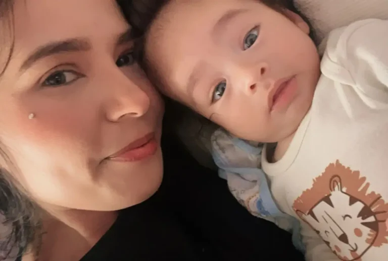 bebe com sua mãe