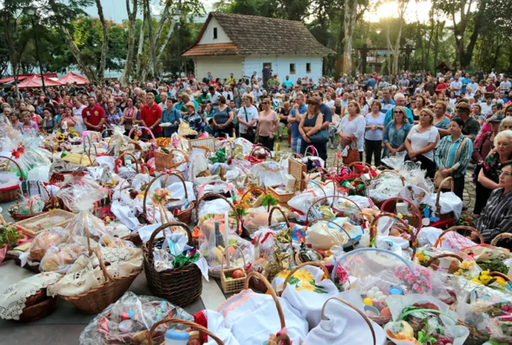 Famílias reunidas em um bosque alemão com cestas de comidas