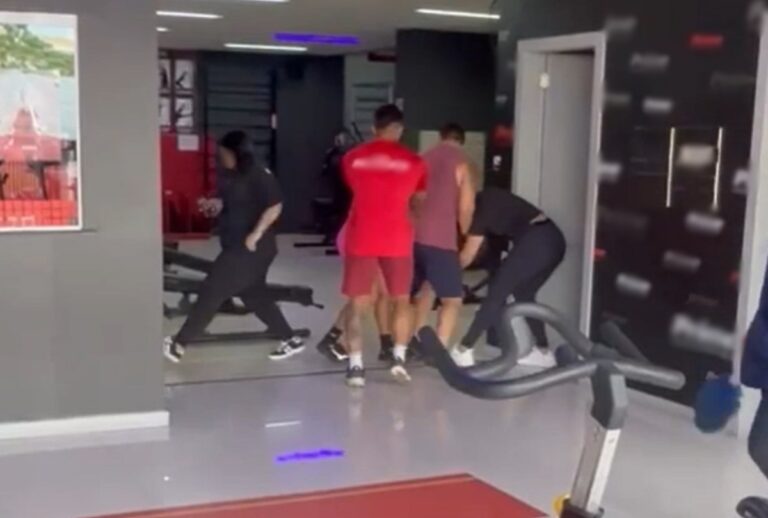 Profissionais da academia tentam separar mulheres em briga