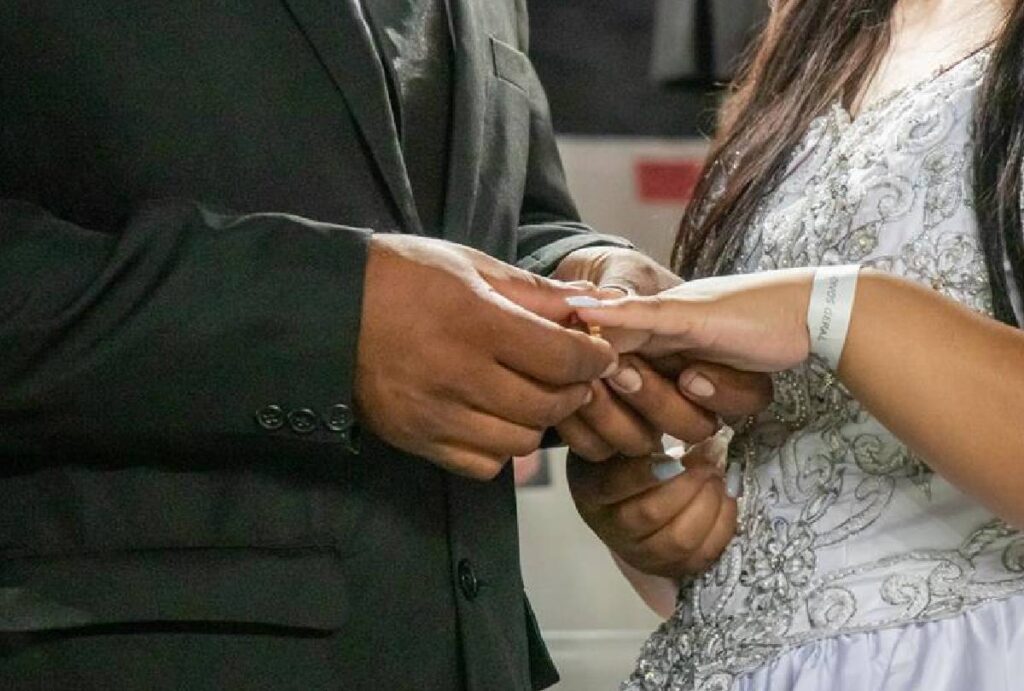 Noivos trocando alianças