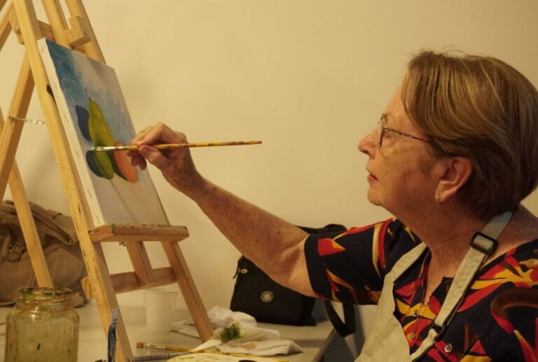 Idosa pintando em um quadro