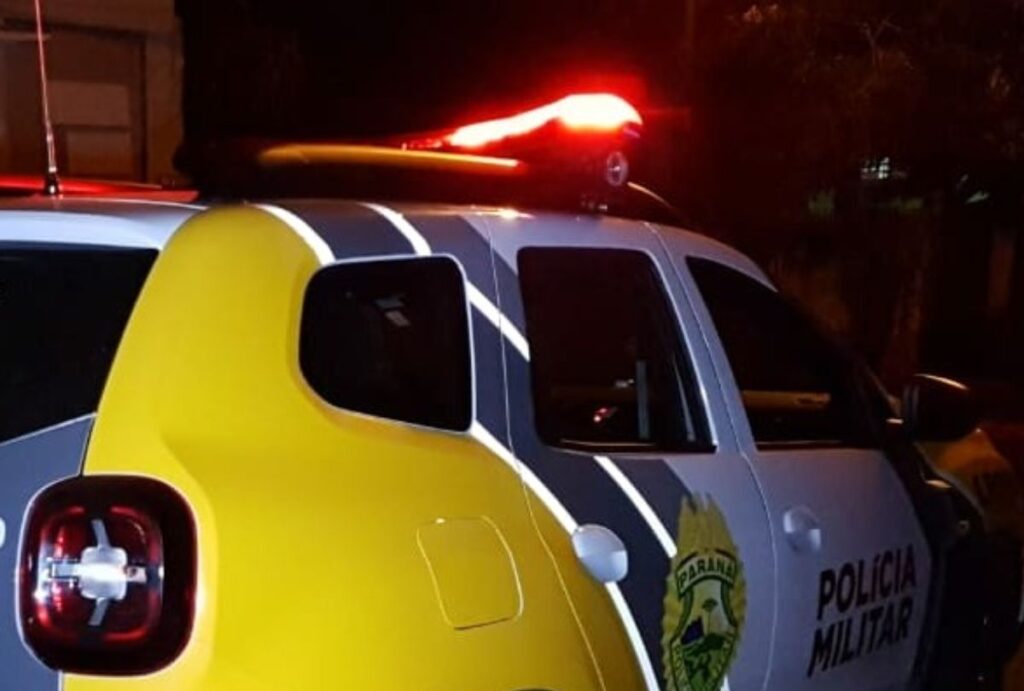 Viatura da PMPR de noite