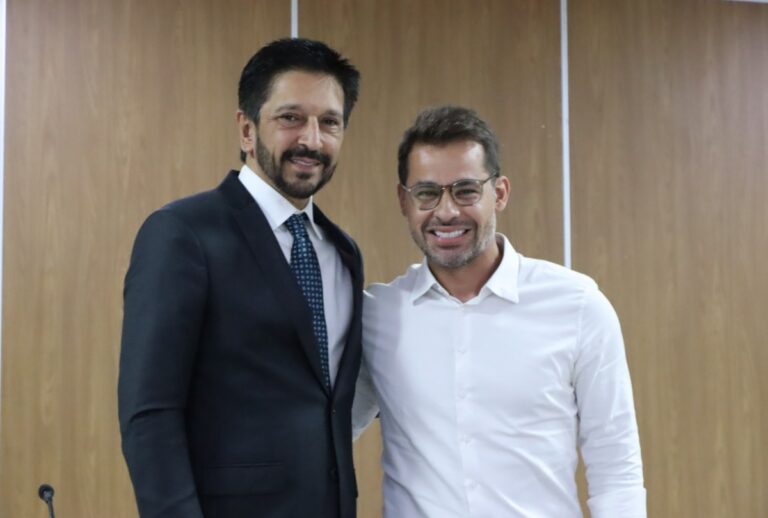 Diogo Soares com o prefeito Ricardo Nunes