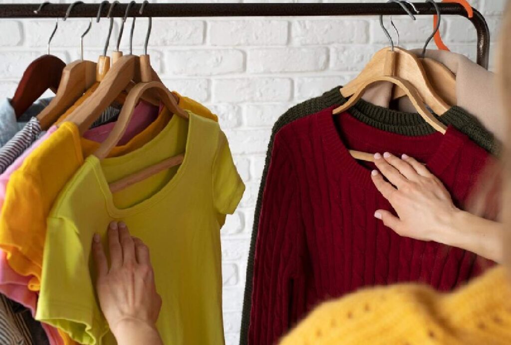 Peças de roupas em arara