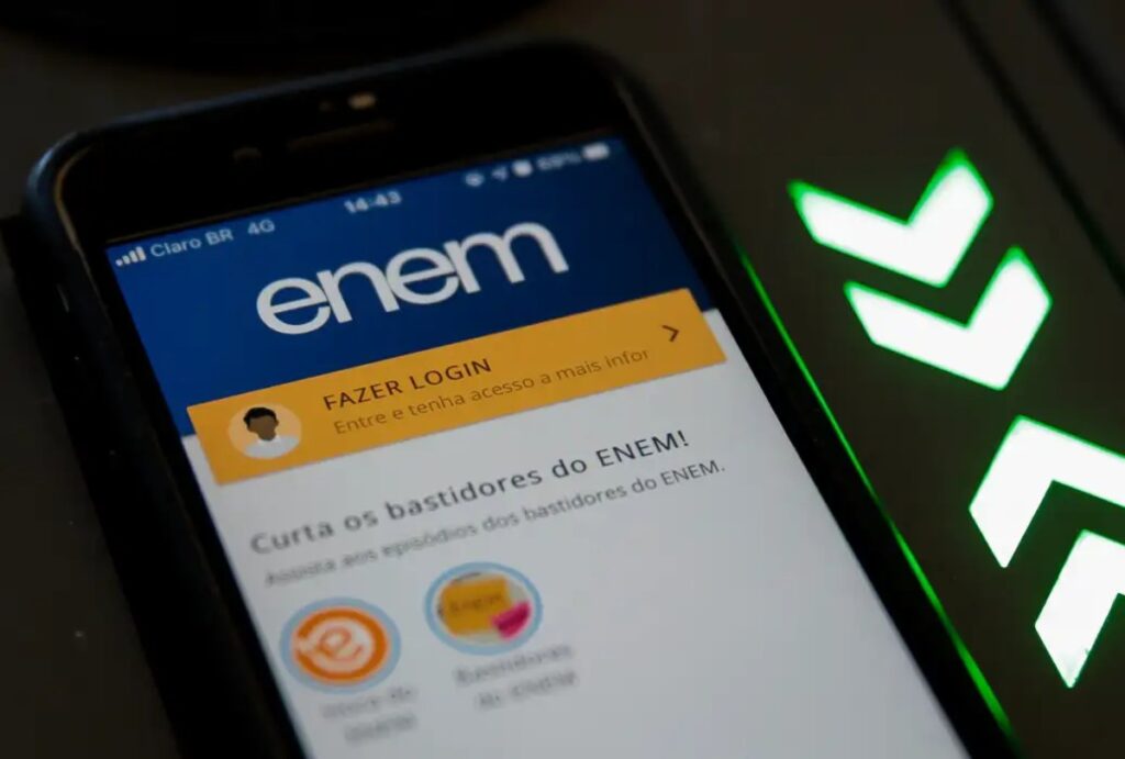 Celular com a página do Enem aberta