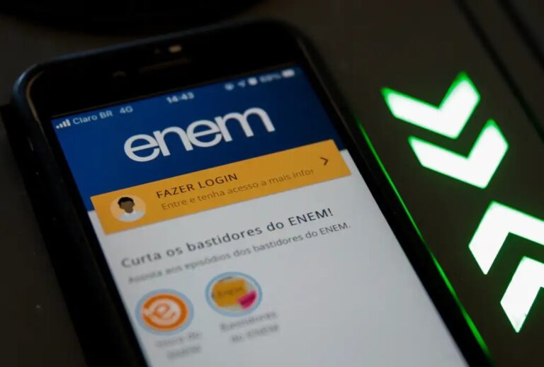 Celular com a página do Enem aberta