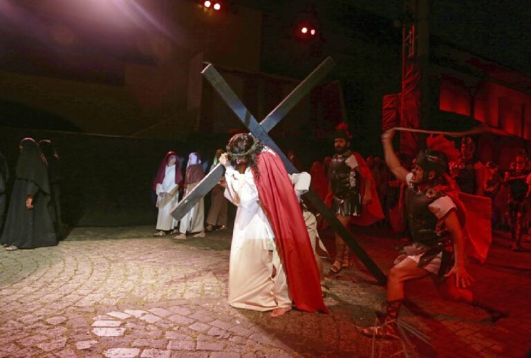 Encenação da Paixão de Cristo em Curitiba
