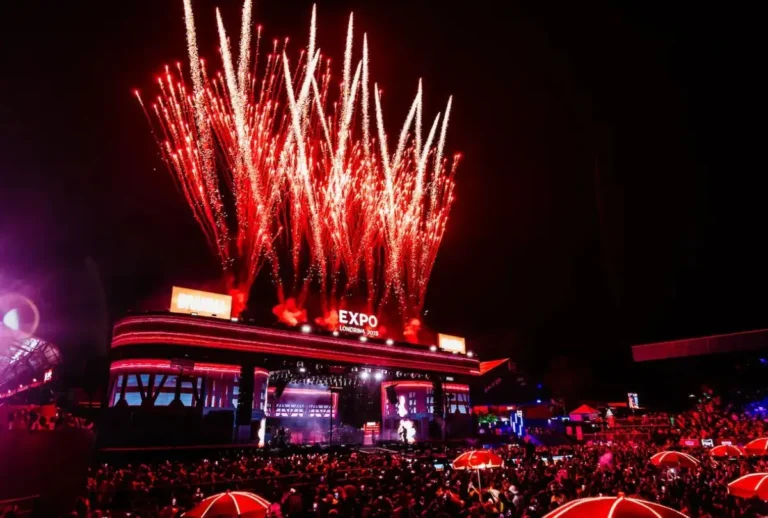 Foto do palco da ExpoLondrina com fogos de artifício