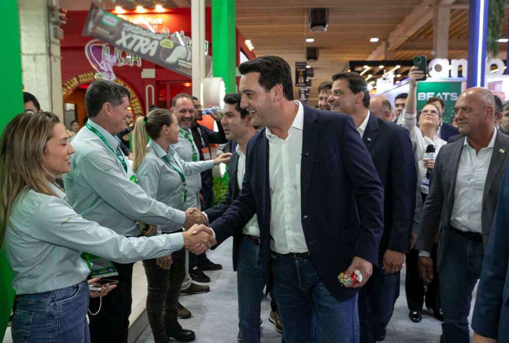 Ratinho Jr cumprimenta expositores na ExpoApras 2026