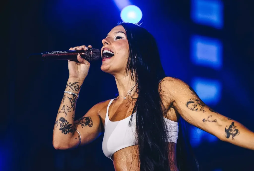 Ana Castela fazendo show
