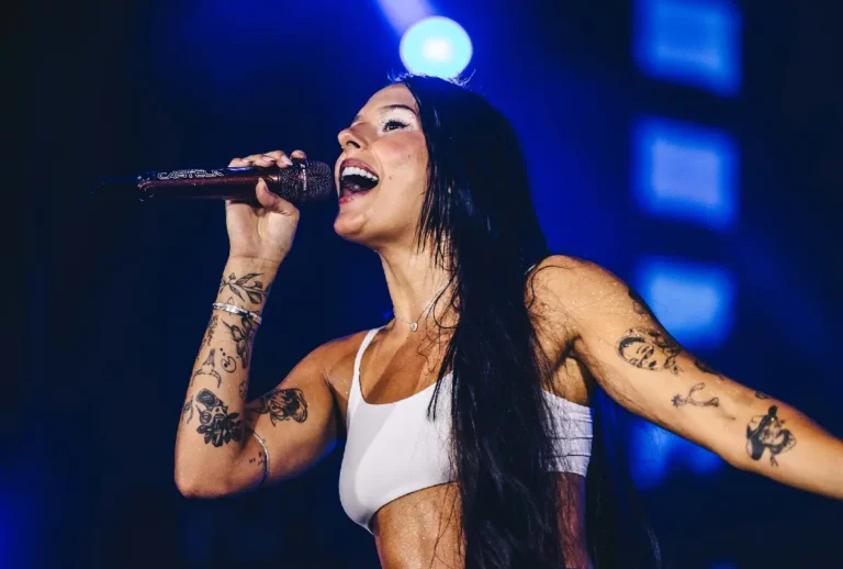 Ana Castela fazendo show