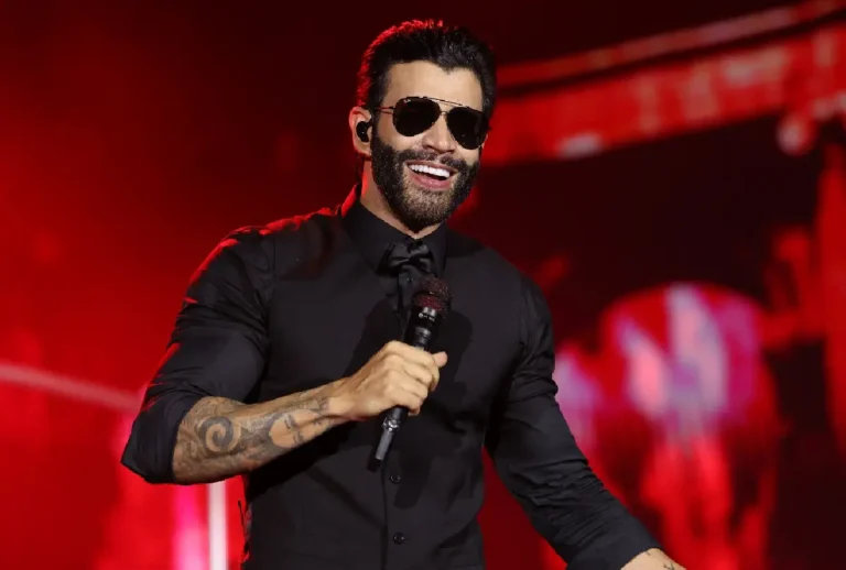 Gusttavo Lima fazendo show