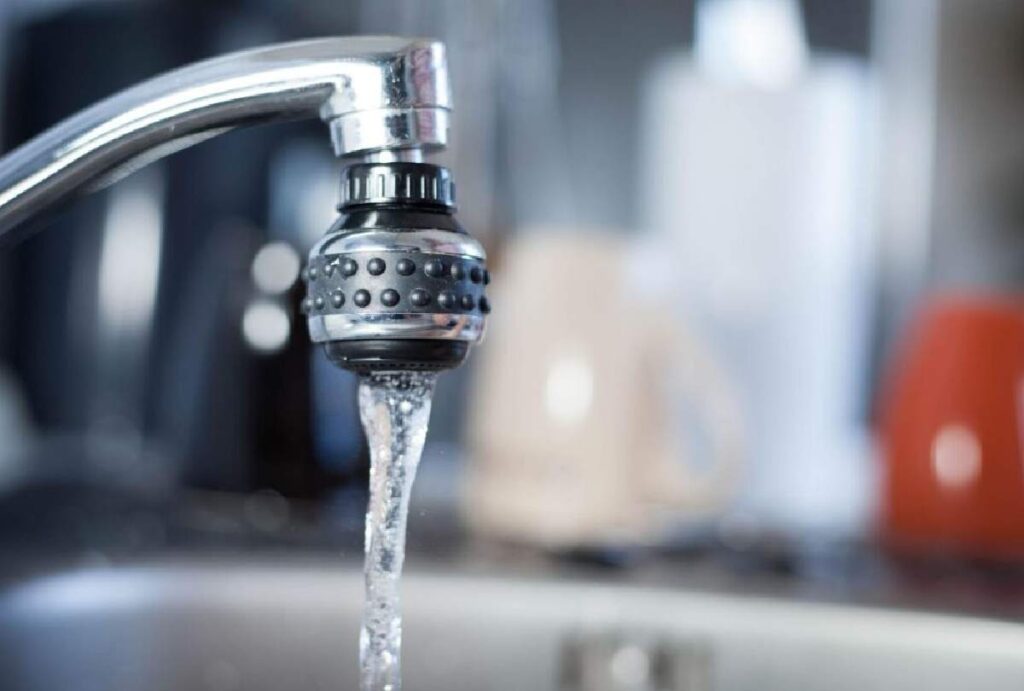 Água saindo da torneira